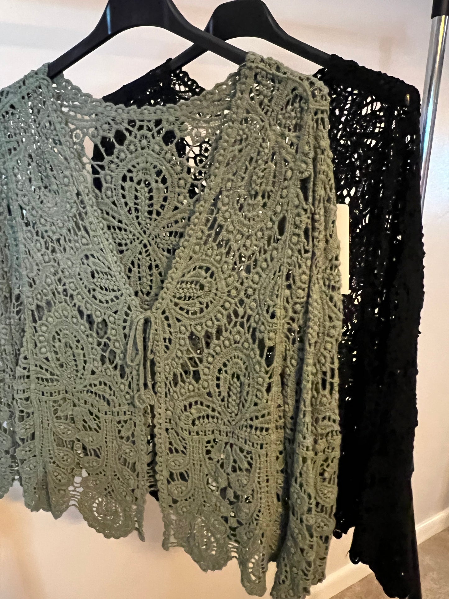 CROCHET TIE CARDI BLACK