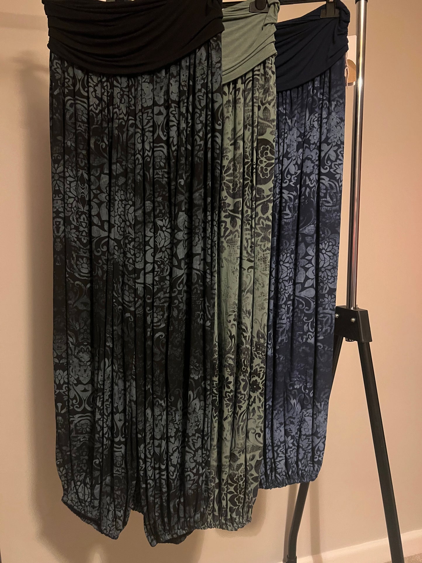 SUPER SOFT FLORAL HAREM PANTS NAVY