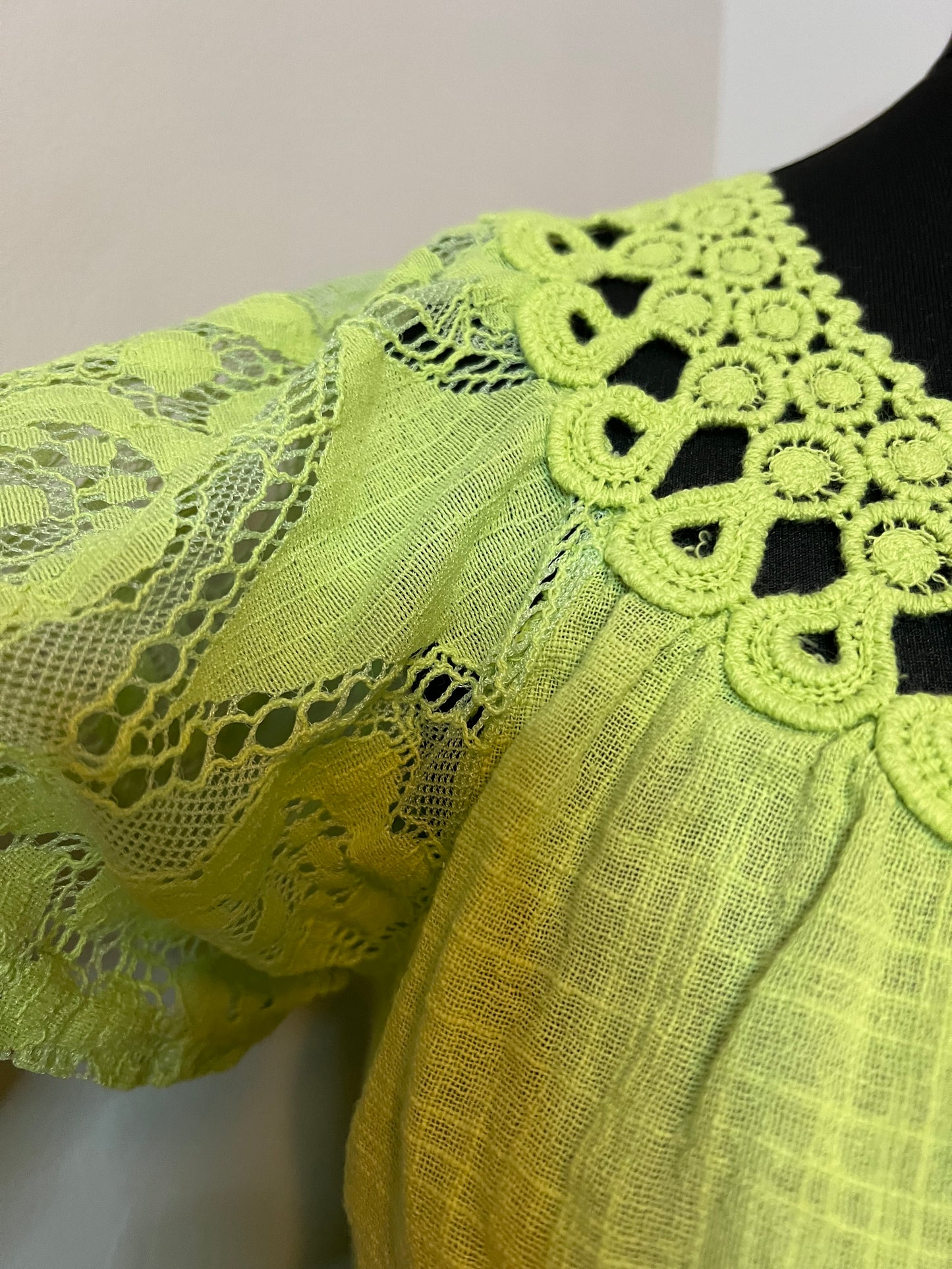 LACE SHORT SLEEVE COTTON TOP LIME