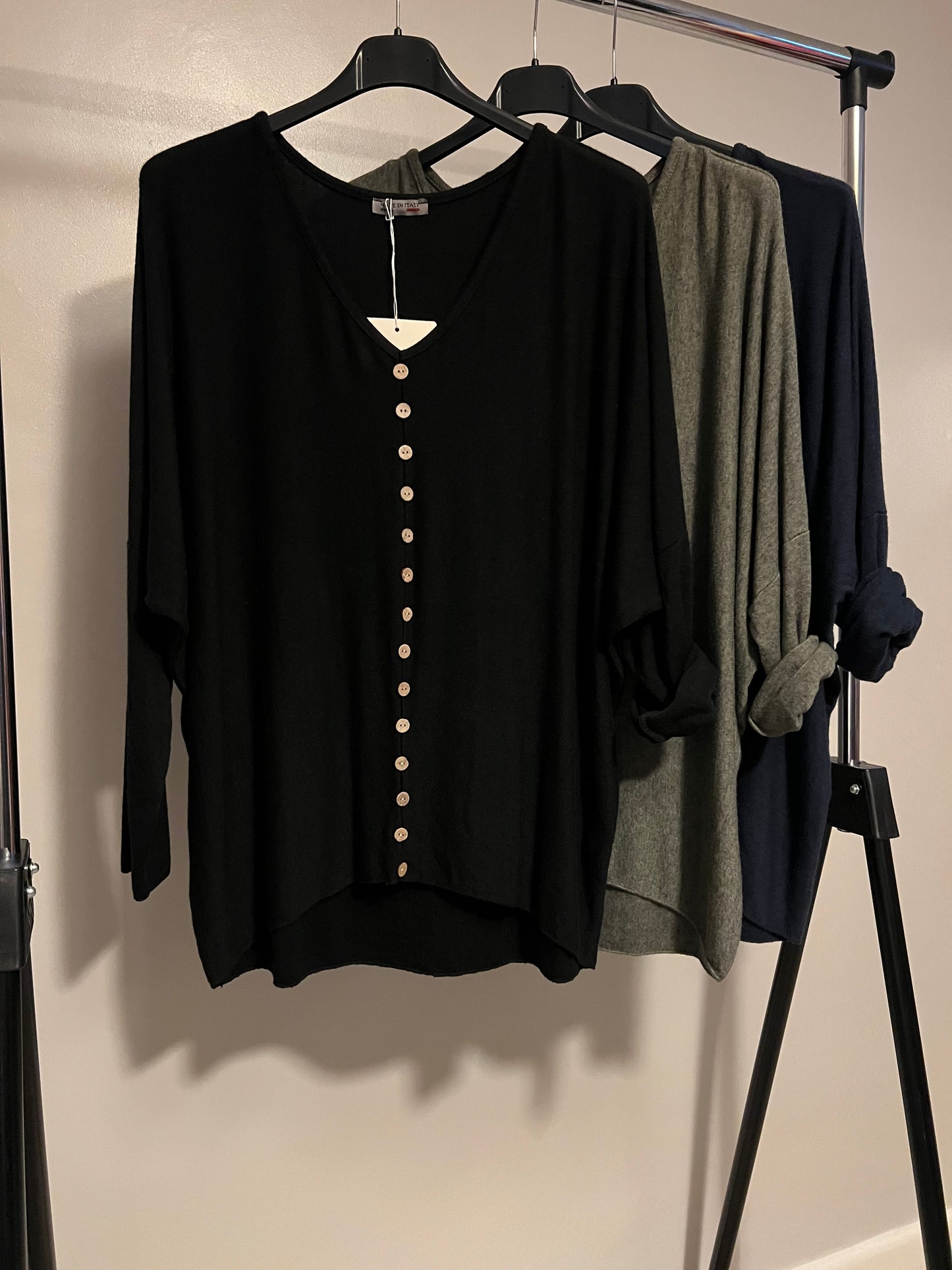SUPER SOFT BUTTON DETAIL TOP