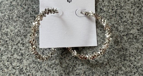 TEXTURED HOOP EARRINGS IN WHITE GOLD