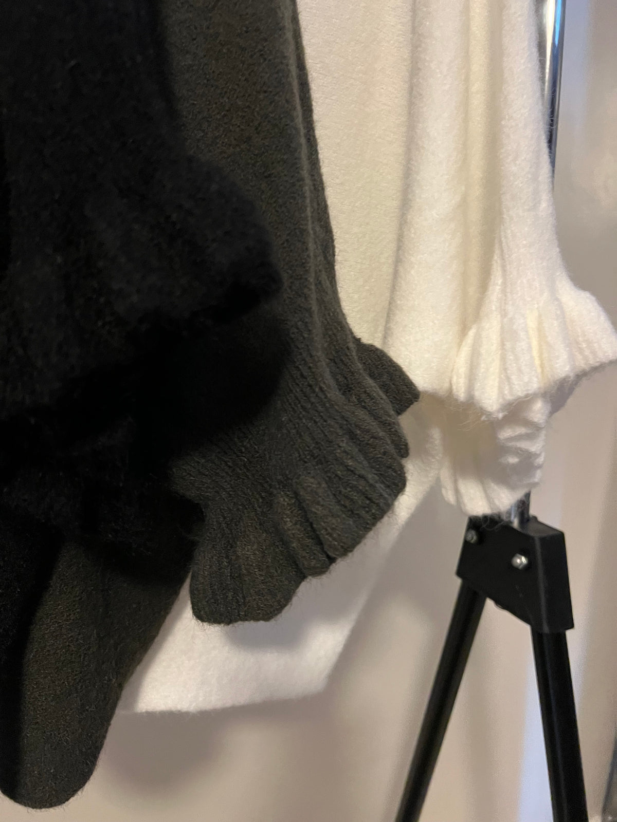 RUFFLE SLEEVE KNIT BLACK/ KHAKI/ CREAM