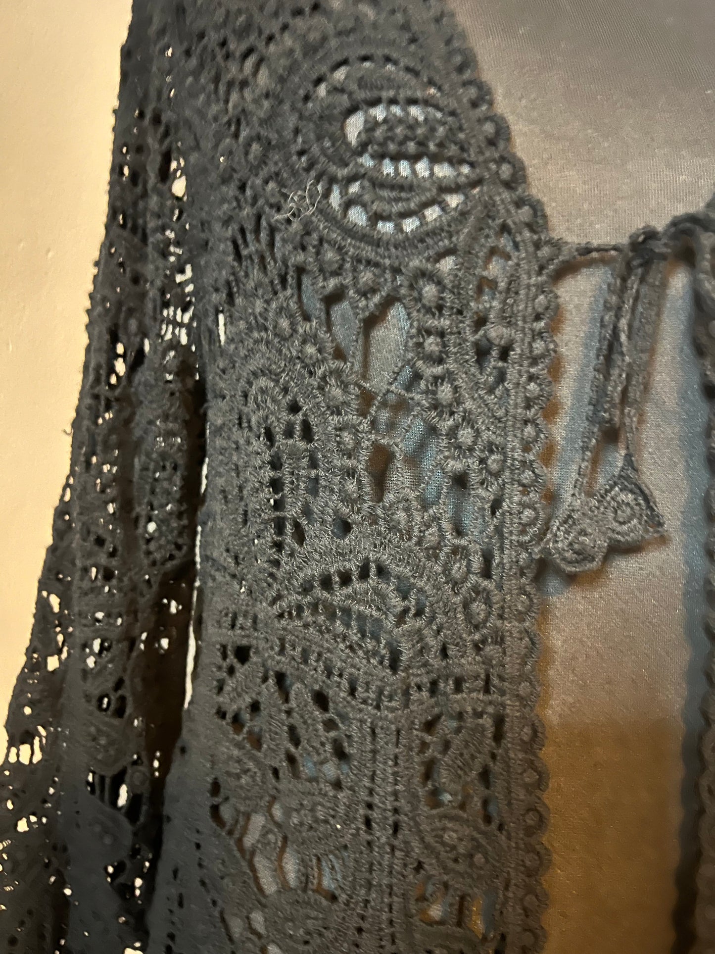 CROCHET TIE CARDI BLACK