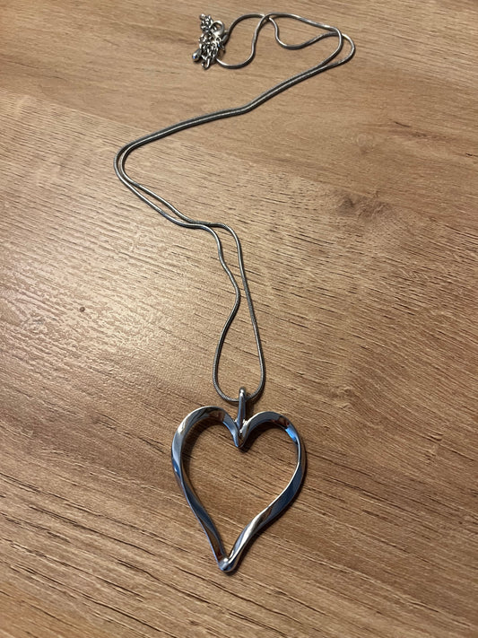 LONG HEART NECKLACE