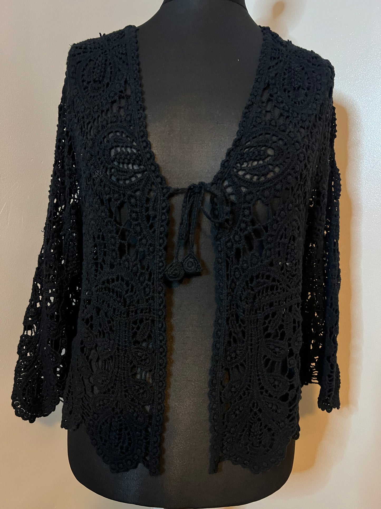 CROCHET TIE CARDI BLACK