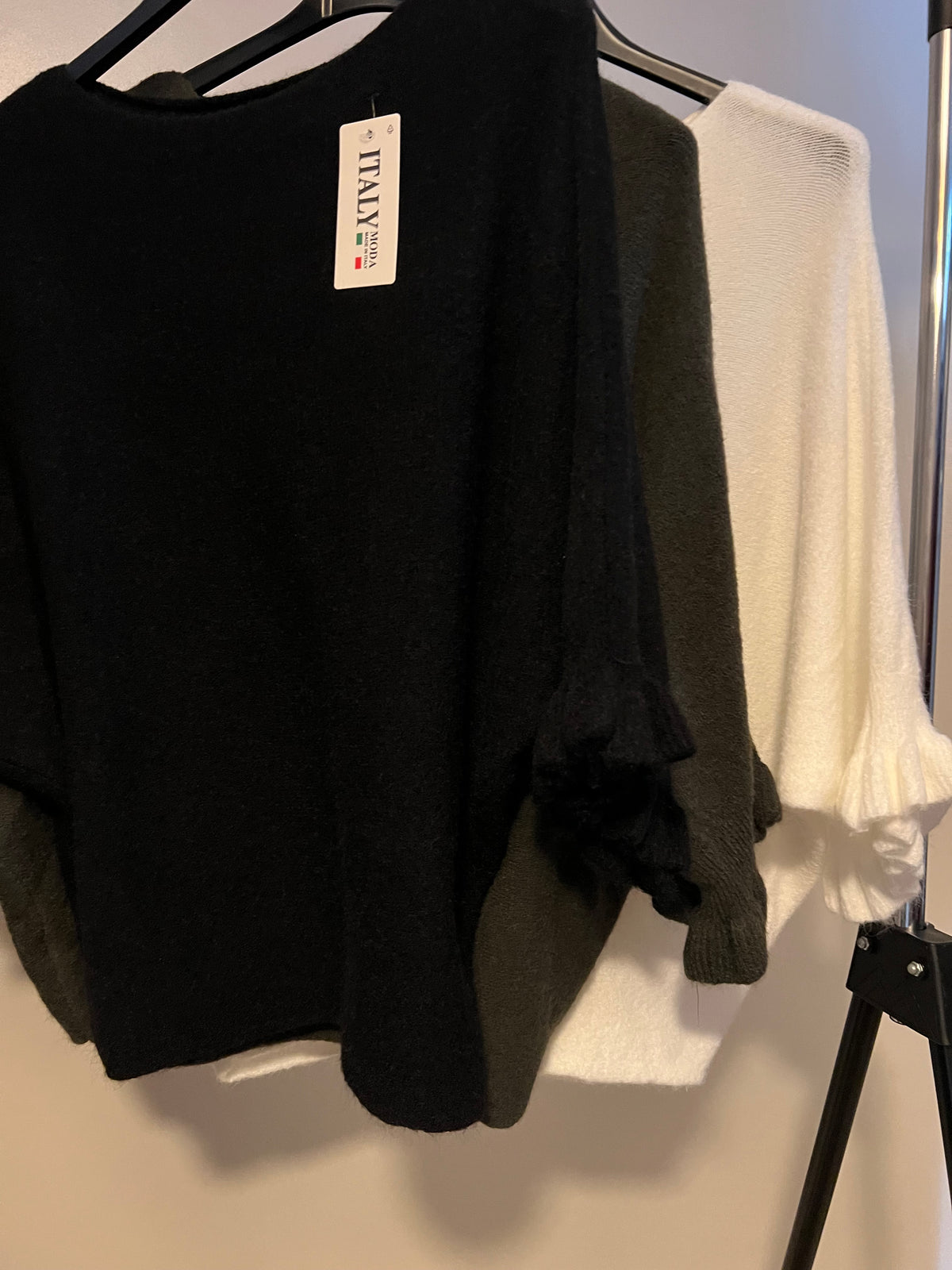 RUFFLE SLEEVE KNIT BLACK/ KHAKI/ CREAM