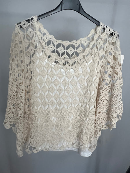 DIAMOND/CIRCLES CROCHET TOP WITH CAMI STONE