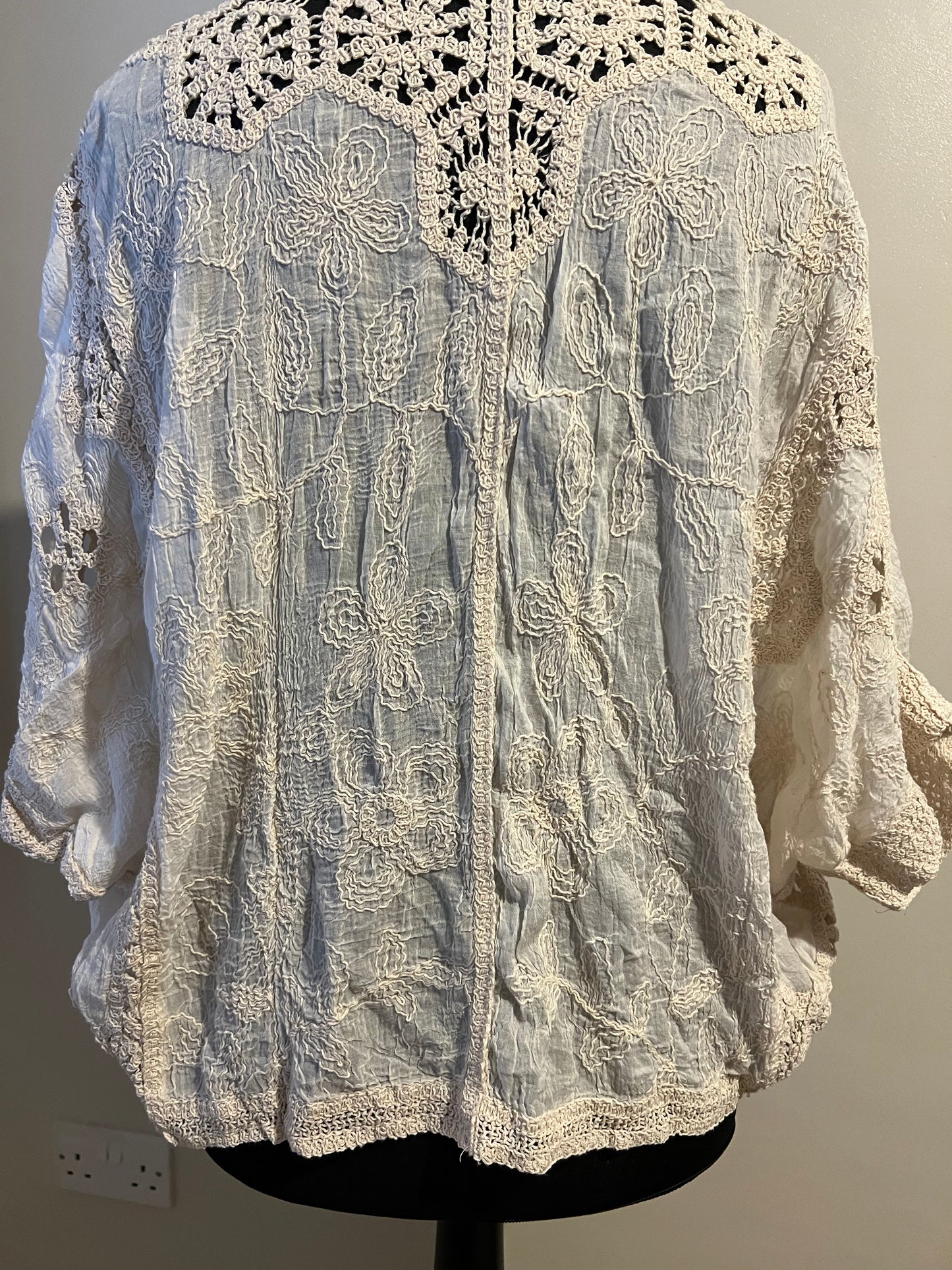CROCHET/EMBROIDERED BATWING CARDI CREAM