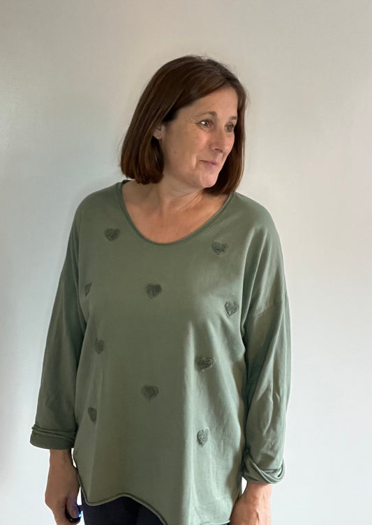 TEXTURED HEART APPLIQUE TOP KHAKI